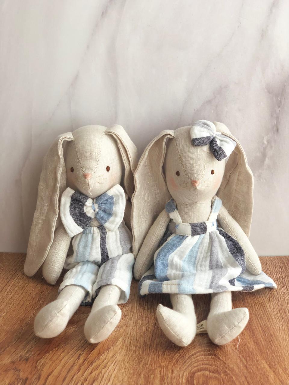 Conejita con vestido rayas azul