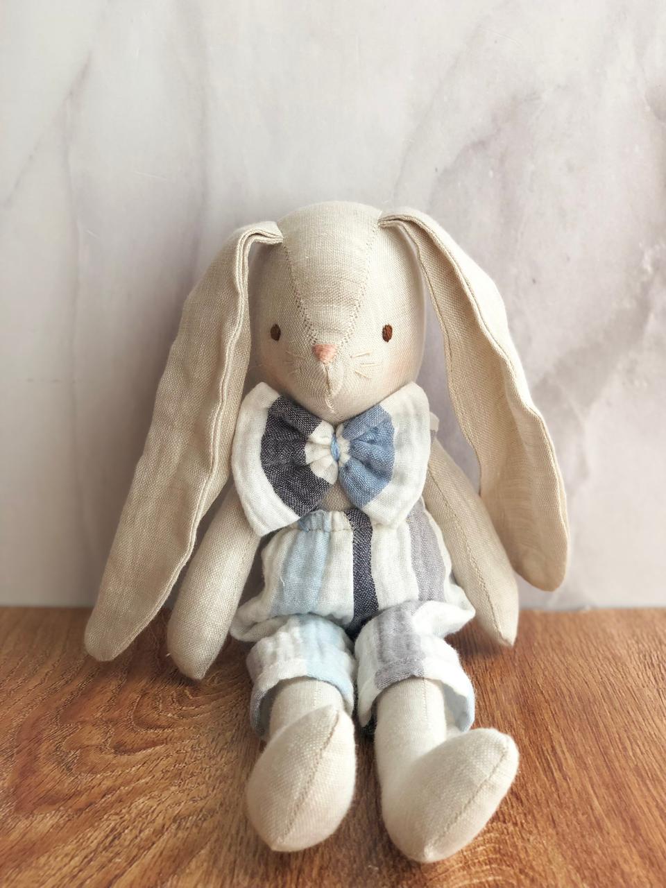 Conejito con overall rayas azul