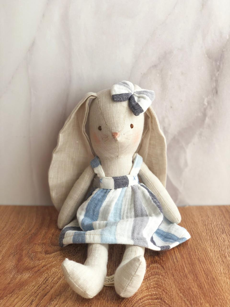 Conejita con vestido rayas azul