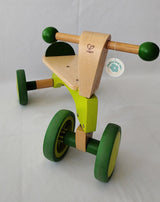 HAPE triciclo verde en madera