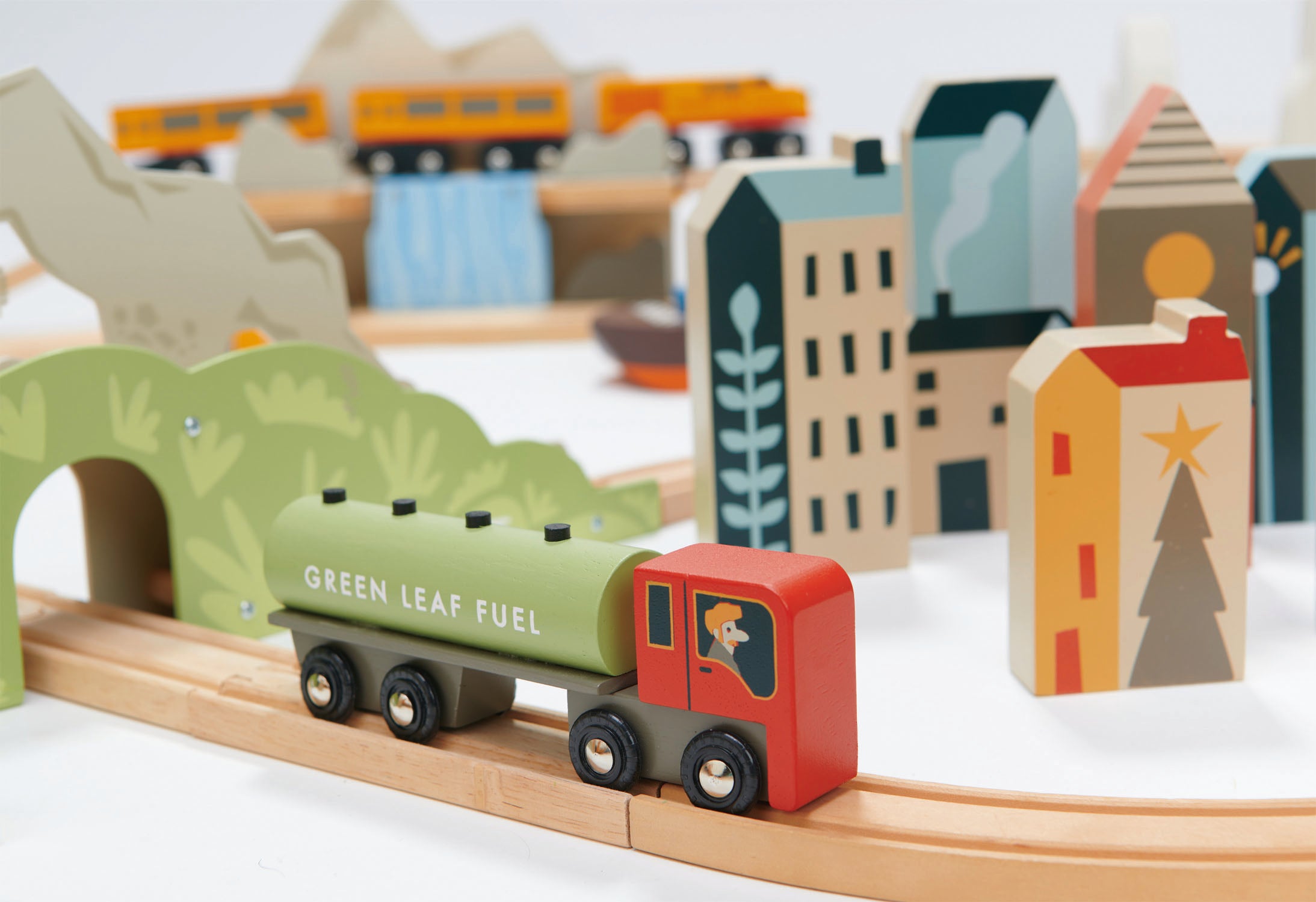 Gran pista de tren de ciudad, industria y bosque
