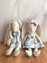 Conejito con overall rayas azul